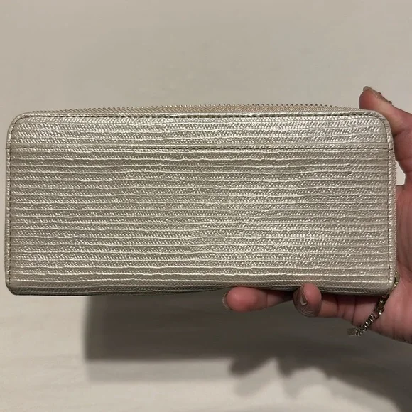 Nina Ricci cream colored wallet - Picture 2 of 8